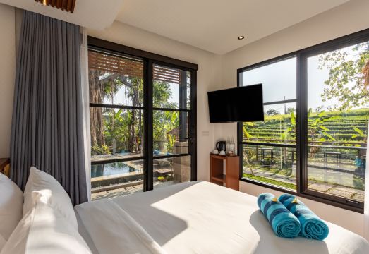 파리파디 스튜디오 창구의 깨끗한 수영장과 건물 외관