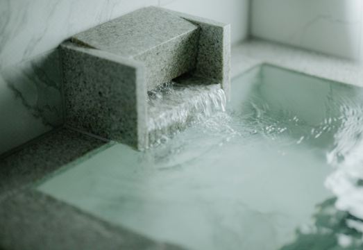 만페이 호텔의 고급스러운 실내 공간