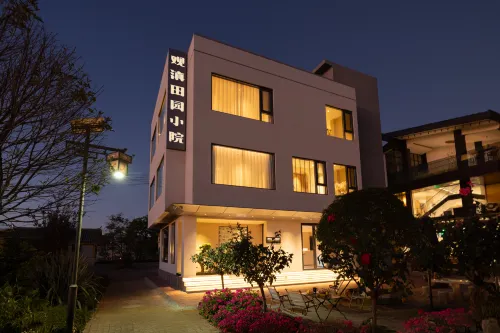 Courtyard with Dianchi Lake View
