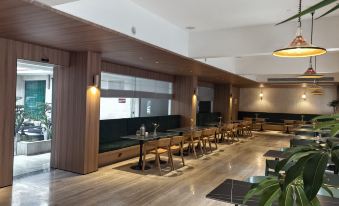 Chongzhou Ziyunge Inn