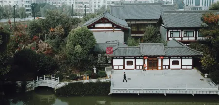 Shangyang Palace Tang Culture  Theme  Hotel Отели рядом с достопримечательностью «Хэнаньский университет науки и техники (Канъюаньский район)»