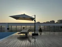LA JOIE HOTEL - مسبح على السطح