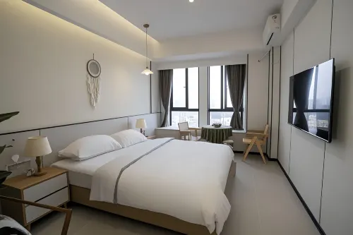Qifengxuan Apartment Homestay (Nanhu Square Branch, Yueyanglou District) - Pools