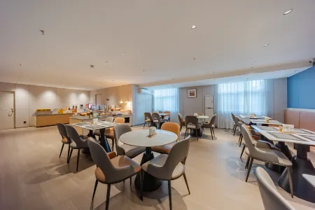 Qiwuyunshang Hotel (Chaohu High-Speed Rail East Station Yuemei Plaza) Отели рядом с достопримечательностью «Ziwei Cave»