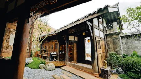 Nanyuan Ancient Luxury Homestay Отели рядом с достопримечательностью «CPC Leshan Committee Party School»