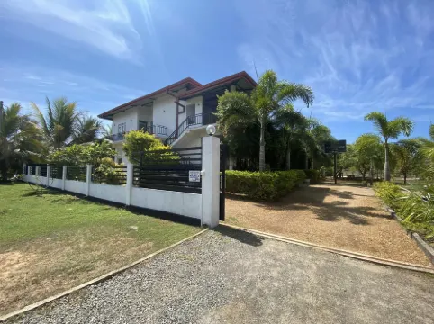 Aqua Hotel Yala 漢班托特酒店