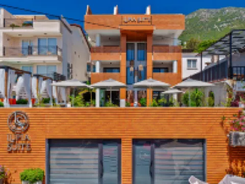 Lupia Suites โรงแรมในคาช