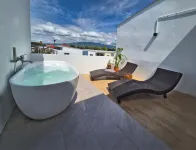 Lotus House: 3 fl Home, 2 King Beds - Night Bazaar