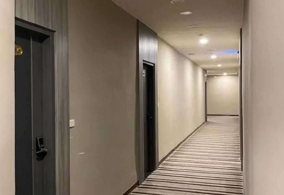 아이메이 진청 호텔의 깨끗하게 정돈된 객실 내부 모습