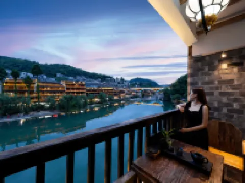 Fenghuang Jinshuian River View Hotel โรงแรมในเฟิ่งหวง