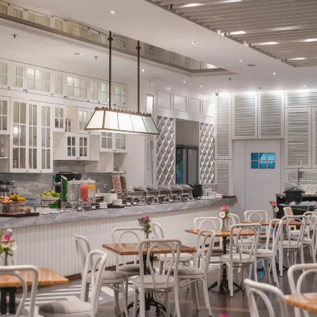 Veranda Hotel Pakubuwono Отели рядом с достопримечательностью «Плаза Сенаян»