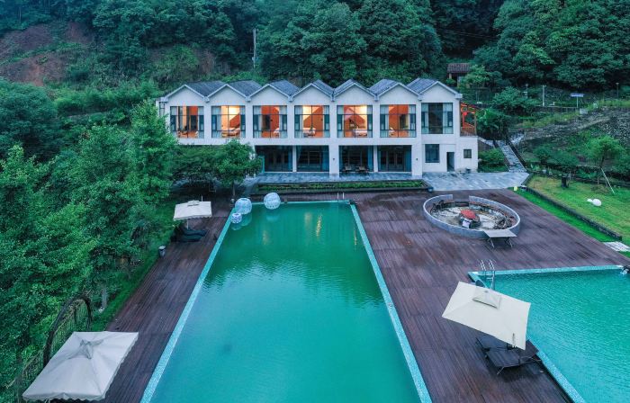 HOTEL IN THE CLOUDS