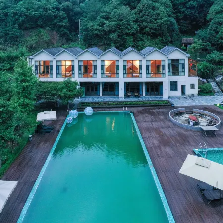 HOTEL IN THE CLOUDS