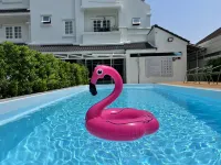 Mini-ME Hubs, Charm Suites & Pool in Old City