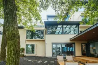 黄山觀止園·黃花梨收藏ホテル(西溪南古村落観光地) 徽州文化園·華商山荘-プール周辺のホテル