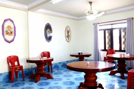 YiHao Resort Hotel Отели рядом с достопримечательностью «Wat That Luang»