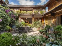 Lijiang Huazizai Premium Garden Inn 木府（ムフ）周辺のホテル