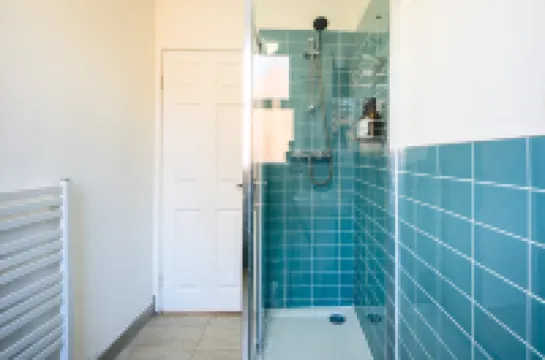 Modern 4-Bed • Free Parking • Work & Leisure Stays