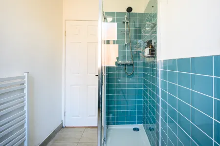 Modern 4-Bed • Free Parking • Work & Leisure Stays