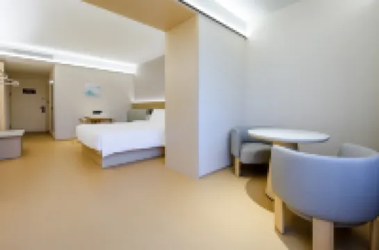 Quanji Hotel (Xi 'an Tang Dynasty Ever-Bright City, South Square of Big Wild Goose Pagoda)