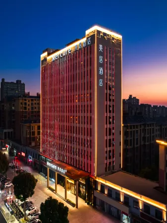 Mercure Hotel Xinyang Baopeng Square Отели рядом со станцией Xinyang East Railway Station