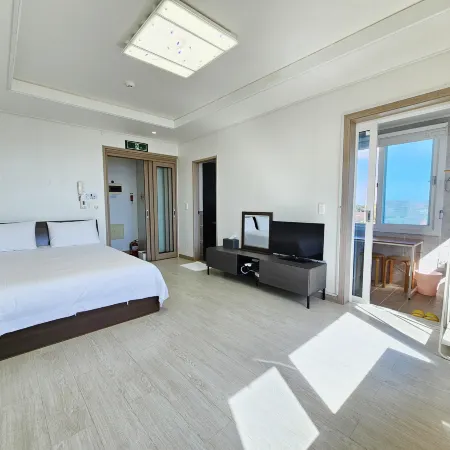 Seongsan morning glow pension Отели рядом с достопримечательностью «Тон-Амса»