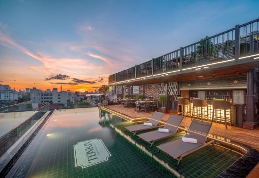 통킨 럭셔리 부티크 호텔의 루프탑 인피니티 풀