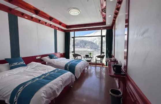 八宿來古松巴民宿