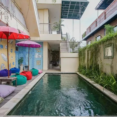 Home 21 Bali Отели рядом с достопримечательностью «Пляж Мертасари»