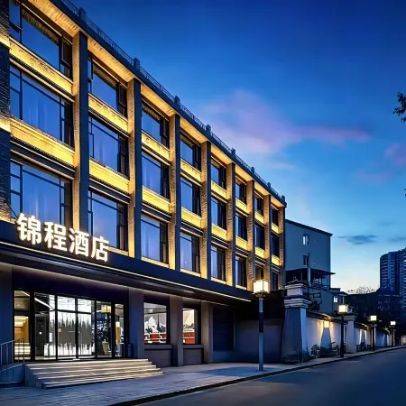 Xinning Jincheng Hotel (Langshan Avenue West Bus Station)