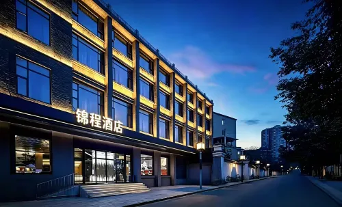 Xinning Jincheng Hotel (Langshan Avenue West Bus Station)