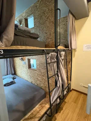 Sleepbox Hotel - parkir