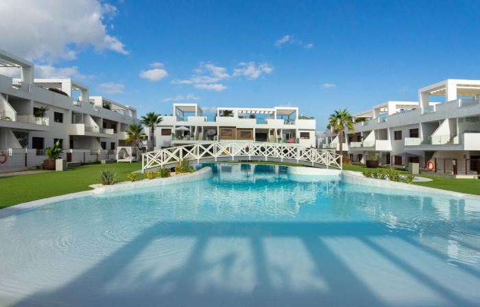 Penthouse with private rooftop & pool in Torrevieja