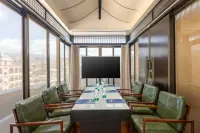 Holiday Inn Express Ganzi by IHG - Parkplatz