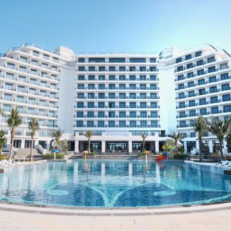 Tra Co Long Beach Hotel & Resort
