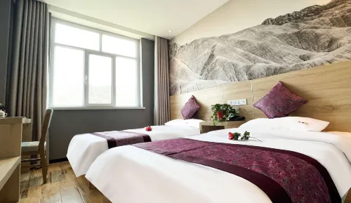 Colorful Danxia Stone City Hotel - 3 Sao
