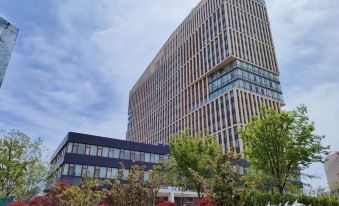 Qingdao Shangpin Liwan Apartment (Wuyue Plaza Surging Island Store)