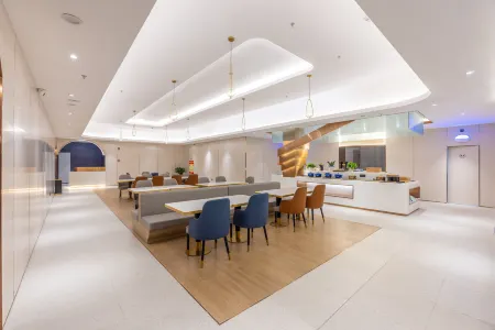 Starway Hotel (Chaka Salt Lake) Отели в г. Улан