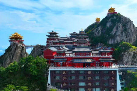 OLD WORDS LAOJUN MOUNTAIN Отели рядом с достопримечательностью «Jinding Taoist Temples»