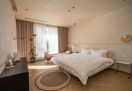 충밍구 숙소 정원 풍경