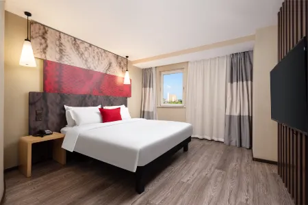 Ibis Hotel (Wuhan Tongji Medical College Store)
