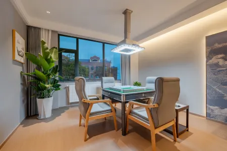 Huayue Shangju Hotel (Chengdu West Station Qingyang Wanda Branch ) Отели рядом с достопримечательностью «Sichuan Daxue Jincheng College»