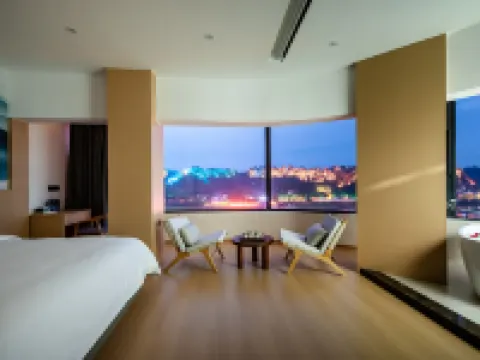 Jiangshang Lingyun · Qingwan Hotel (Zhanggong Bridge Shangzhongshun Gourmet Street) Hotel di Leshan