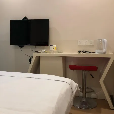Aini Fashion Hotel (Xiuxiang Subway Station Guangxi University)