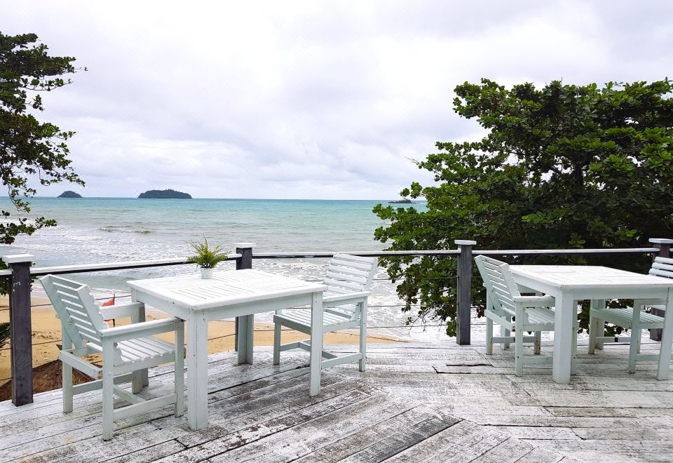 4. 꼬창 클리프 비..