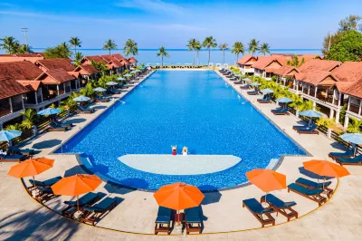 Le Menara North Khao Lak Resort Các khách sạn gần Wat Khok Khian