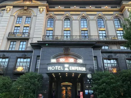 Emperor Boutique Hotel (Shangqiu Shenhuo Avenue) Отели рядом с достопримечательностью «Shangqiu Institute of Technology»
