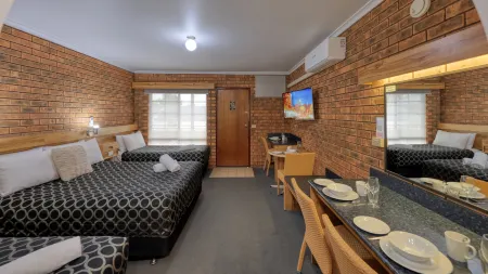 The Cottage Motor Inn Albury CBD Отели рядом с достопримечательностью «Albury Town Hall»