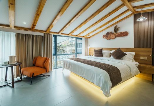 Yuanshe Muyun Ge Homestay (Phoenix Ancient City Nanhua Li Tourist Center Branch)Hotel Overview