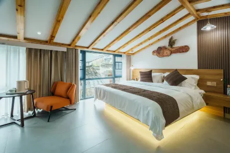 Yuanshe Muyun Ge Homestay (Phoenix Ancient City Nanhua Li Tourist Center Branch) Отели рядом с достопримечательностью «Xiong Xiling Former Residence»